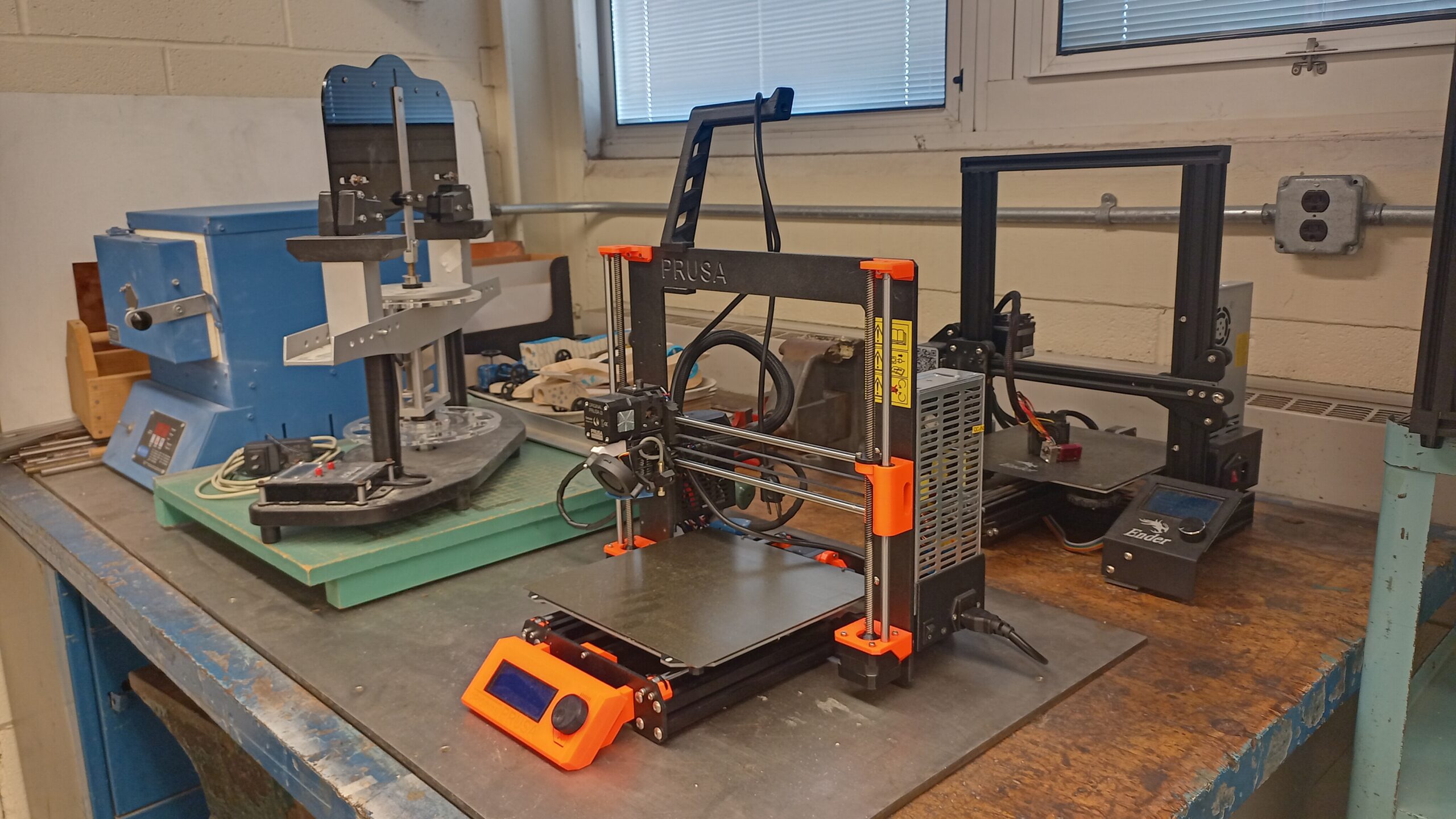 Multiple 3D printers in the classroom workspace
